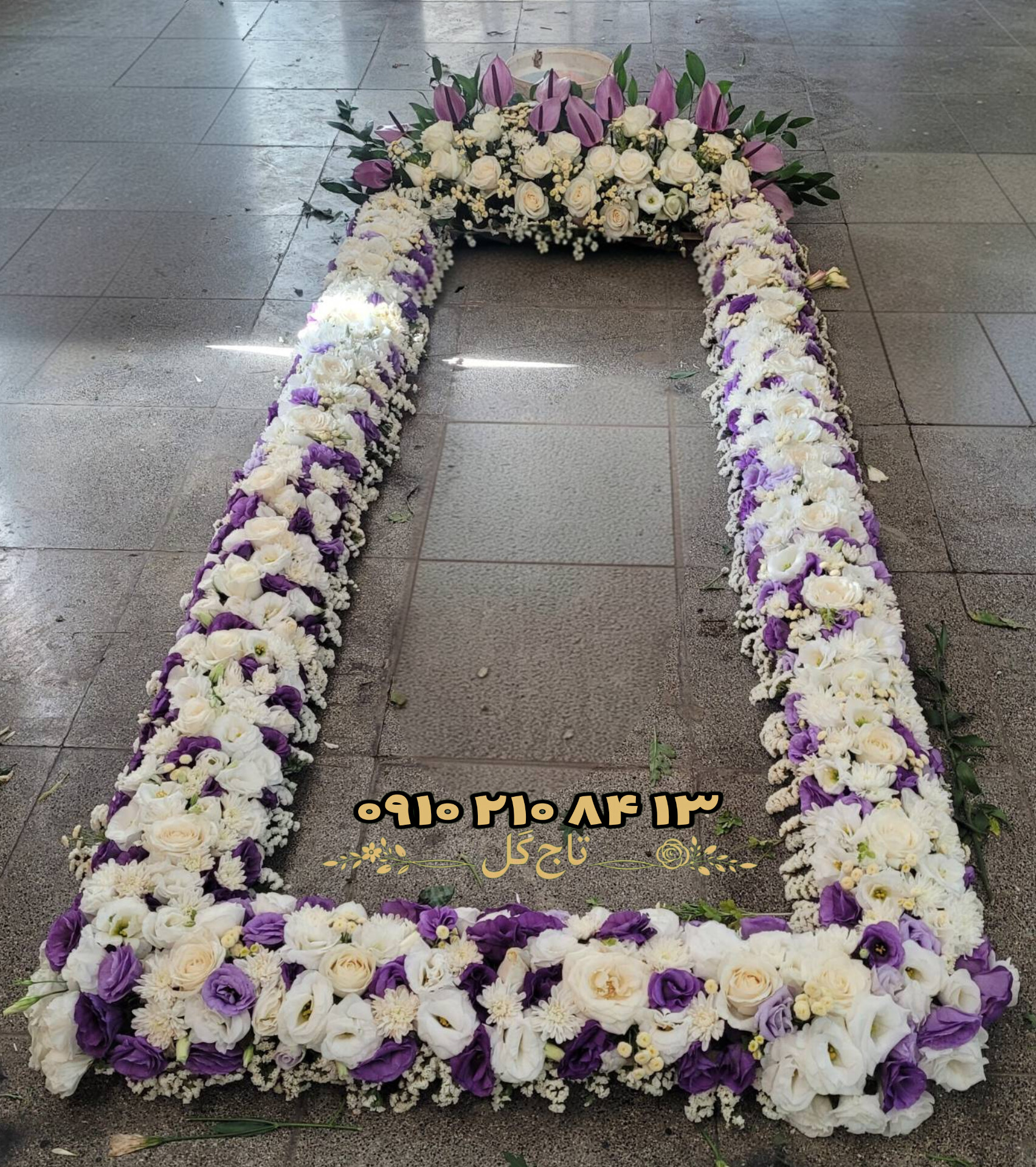 دورمزاری بنفش و سفید با آنتوریوم کد ۱۱۴۸ | قاب گل کامل مزار ویژه چهلم و سالگرد