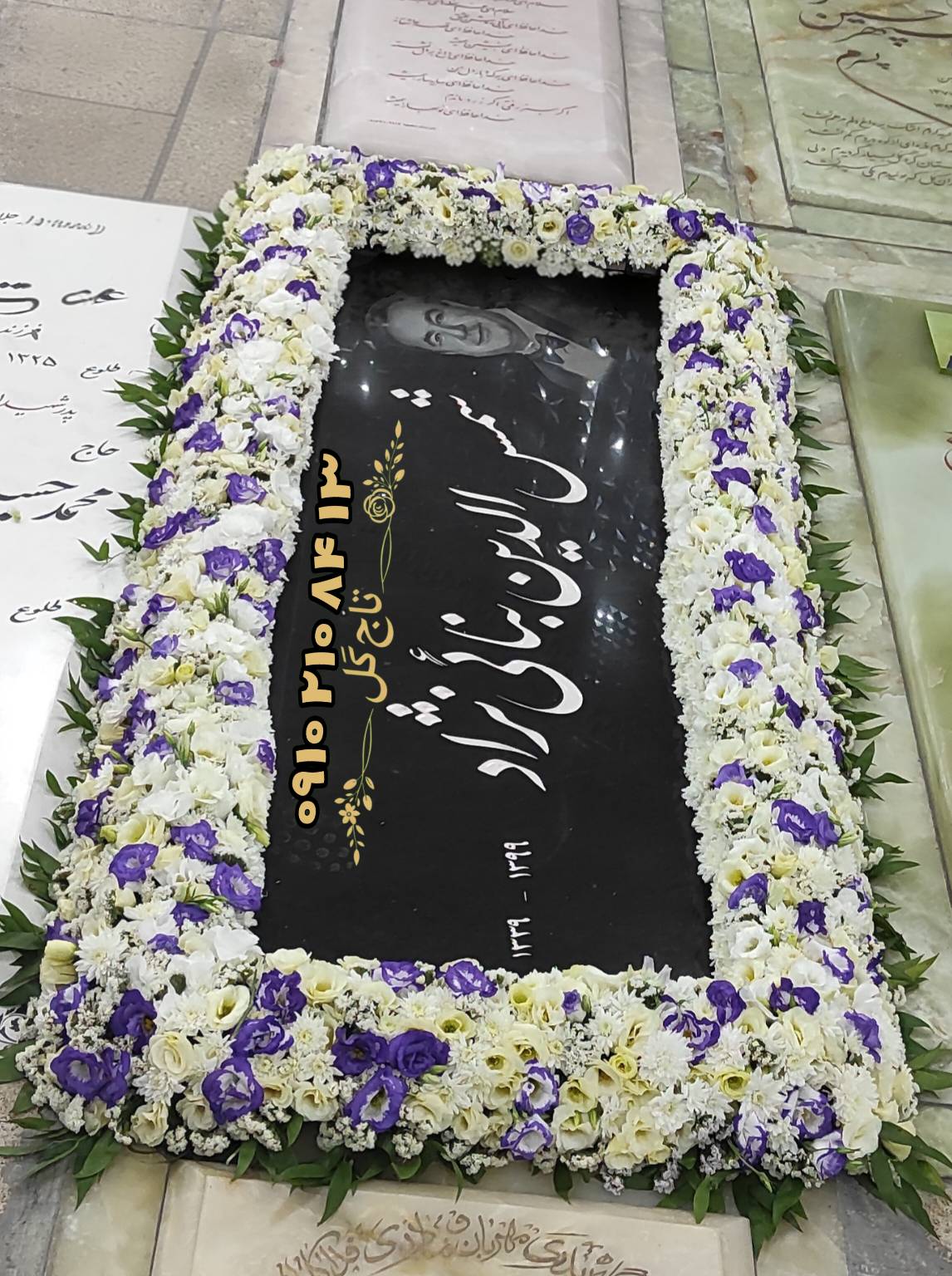 قاب گل دور سنگ مزار بنفش و سفید اشرافی کد۱۱۵۷ | کادر گل‌آرایی لیسیانتوس ابلق و رز مینیاتوری