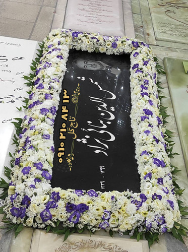 قاب گل دور سنگ مزار بنفش و سفید اشرافی کد۱۱۵۷ | کادر گلآرایی لیسیانتوس ابلق و رز مینیاتوری
