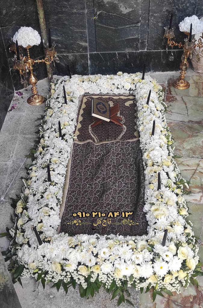 پکیج تشریفاتی گل‌آرایی و شمع‌آرایی مقبره خانوادگی کد ۱۱۵۸ | فریم گل سفید، شمع مشکی، ترمه و شمعدان برنزی