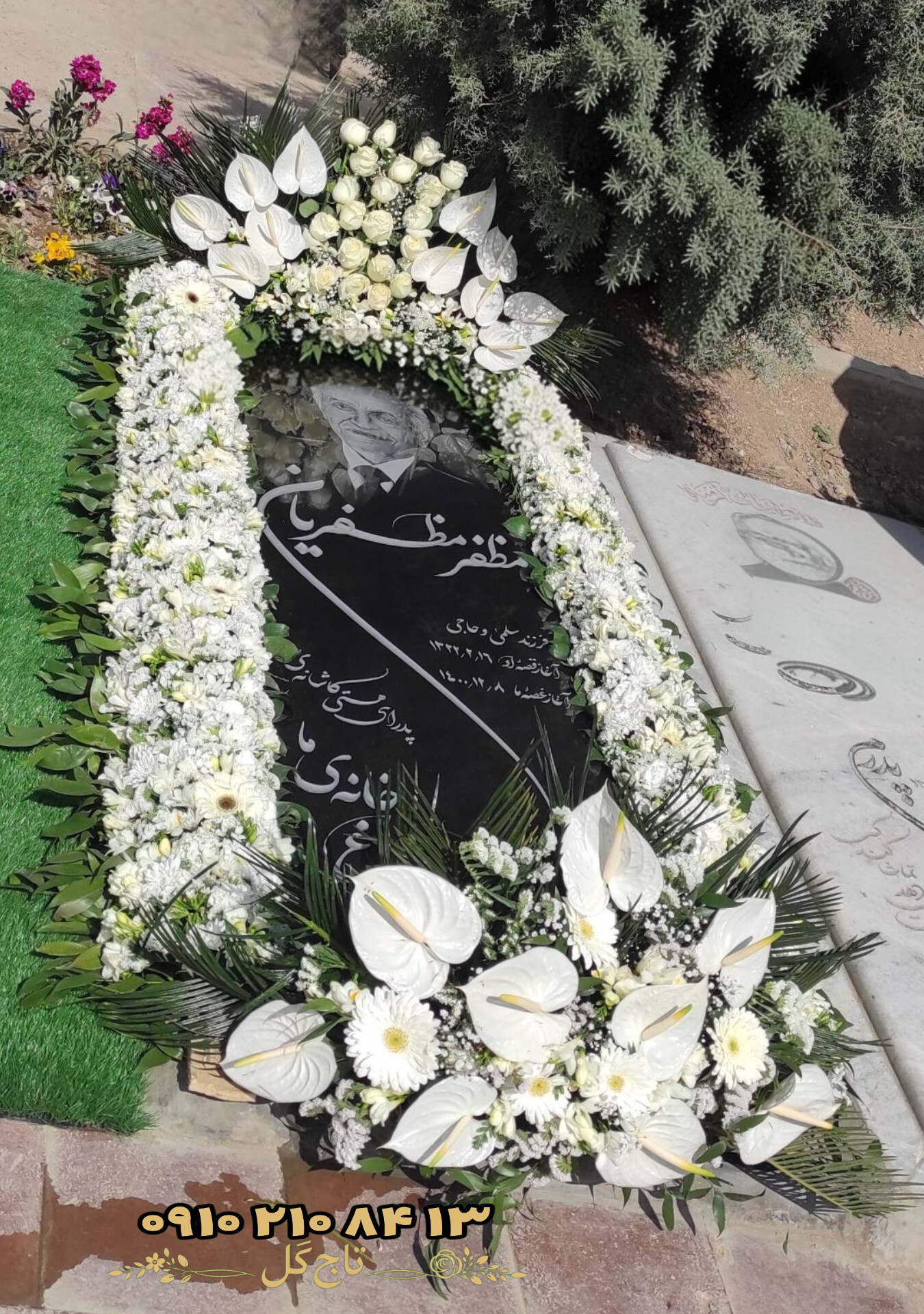 گل‌آرایی متقارن دور سنگ مزار طرح آنتوریوم و رز هلندی (دیزاین سر و ته مزار) کد ۱۱۵۹