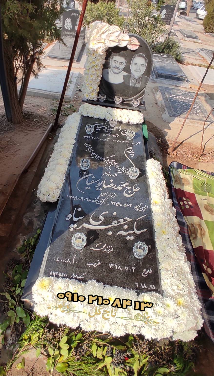 گل‌آرایی کتیبه و دور سنگ مزار خانوادگی با آنتوریوم صورتی-سفید و جاشمعی کریستالی کد ۱۱۶۱