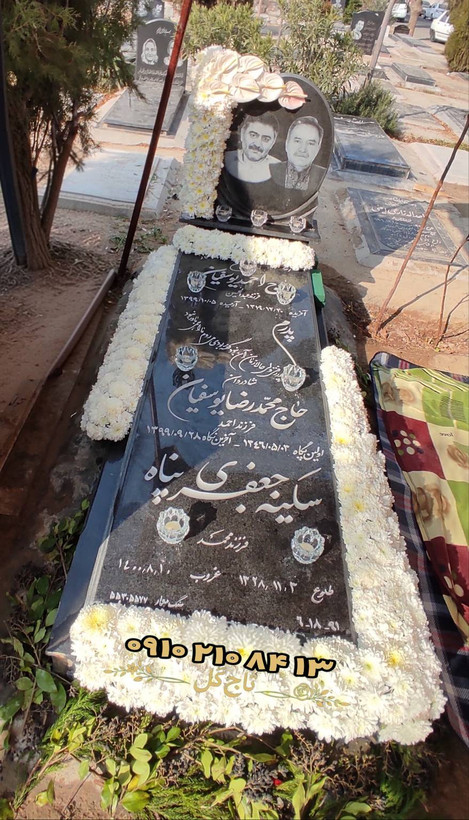 گلآرایی کتیبه و دور سنگ مزار خانوادگی با آنتوریوم صورتی-سفید و جاشمعی کریستالی کد ۱۱۶۱
