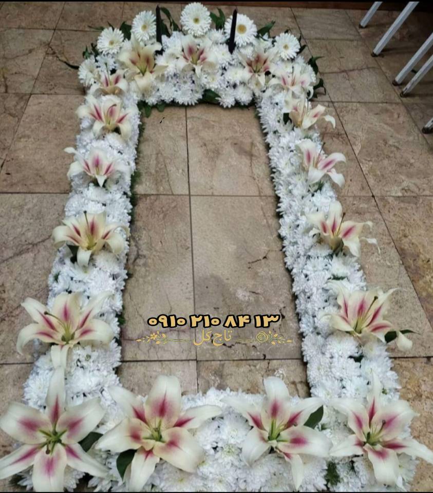 قاب گل دور سنگ مزار طرح لیلیوم ارغوانی و ژربرا سفید کد۱۱۶۲ | فریم آماده گل‌آرایی ترحیم
